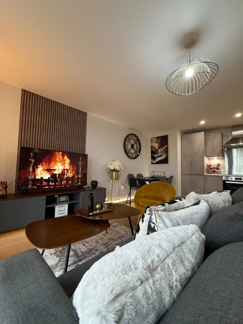 Riverside Leeds City apartments / Free parking - Image 1