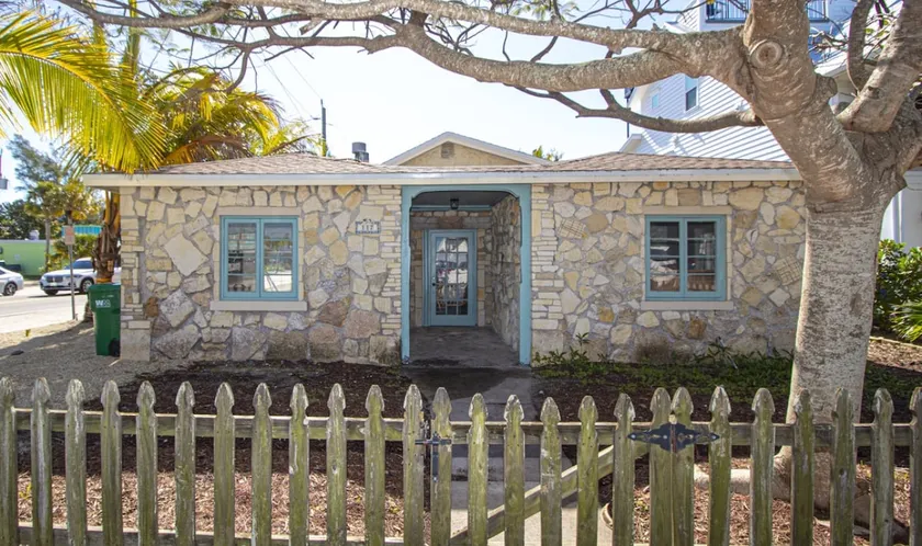 The Hideaway - Less than a block from beach! - Image 1