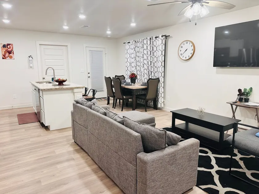 Amazing beauty 6 Beds home with TVs in each room - Image 1
