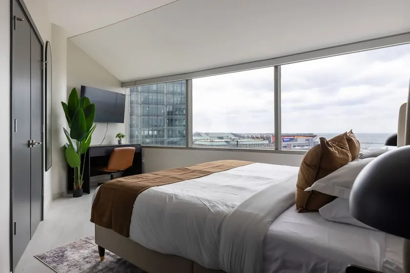 Downtown Cleveland Luxe Stay| Walk to Stadiums! - Image 1