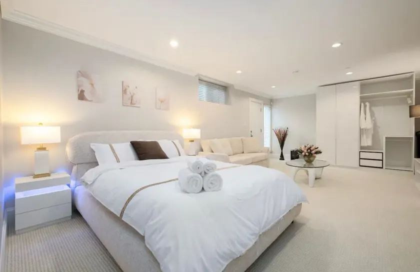 Stylish Home in Van West Side Near YVR&DT - Image 1