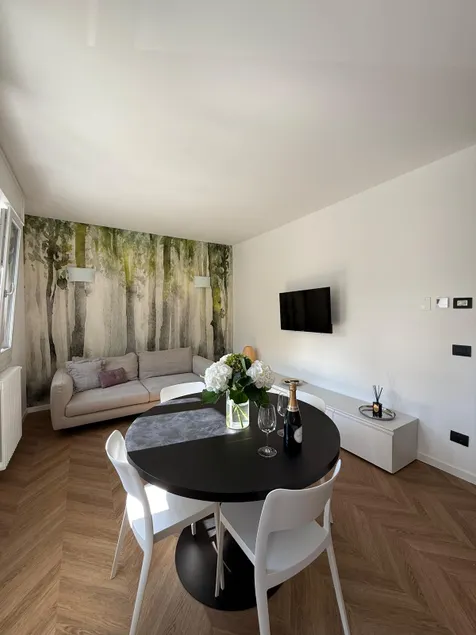 Prestigious apartment in the center of Pordenone. - Image 1