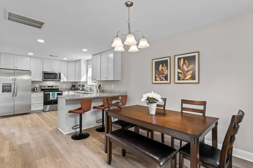The Alder ~ Stylish 3 Bed Near DT - Image 1