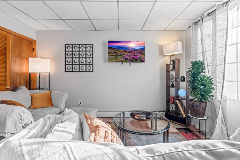 Bright 1BR•Central Location• Parking •Near College - Image 1