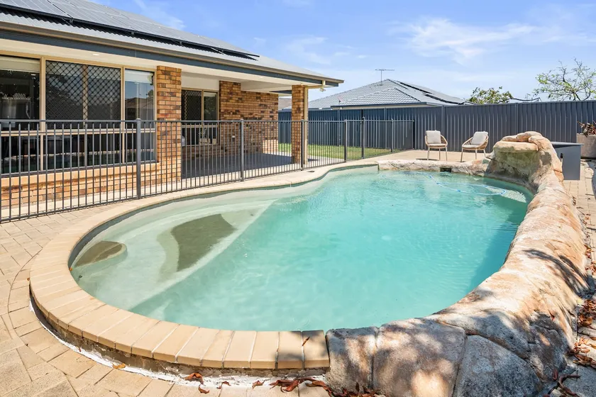 Cozy Family Home near Shops and Transport with Pool - Image 1