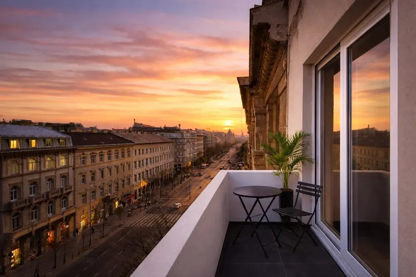 Top Floor Parliament View Penthouse by Budapesting - Image 1