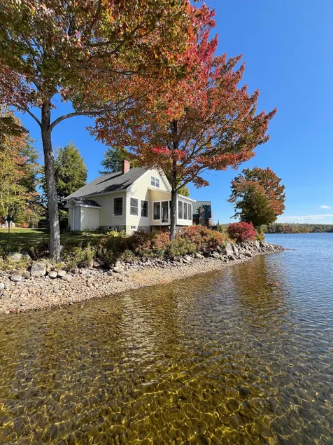 Cozy Lake Cottage on Coldstream - Image 1
