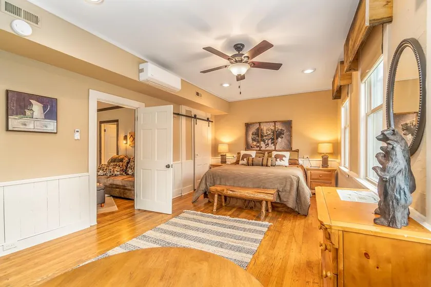 Cozy Cub Den • Chic Downtown Loft • Walk to Train - Image 1