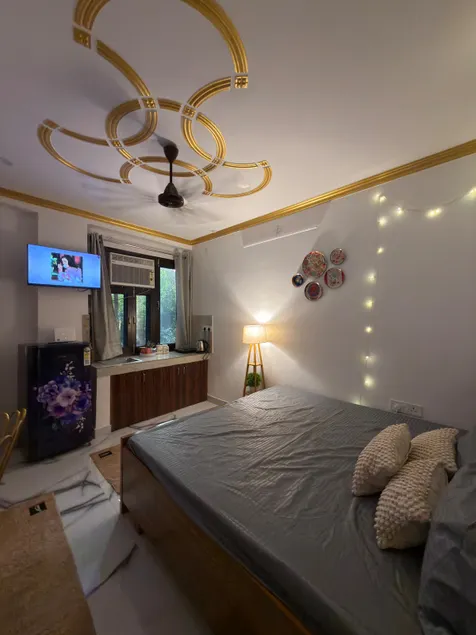 Pleasant studio|couple friendly Near IGI Airport - Image 1
