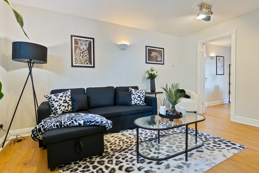 The Tudor Escape - 3 Bedroom House in Canterbury City Centre with Parking - Image 1