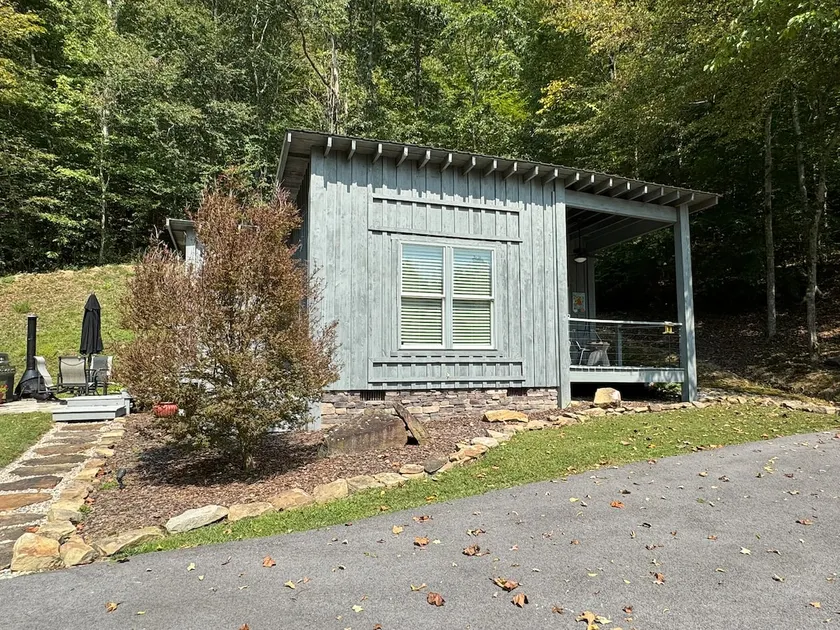 Robertson Ridge Hideaway Cottage - Image 1