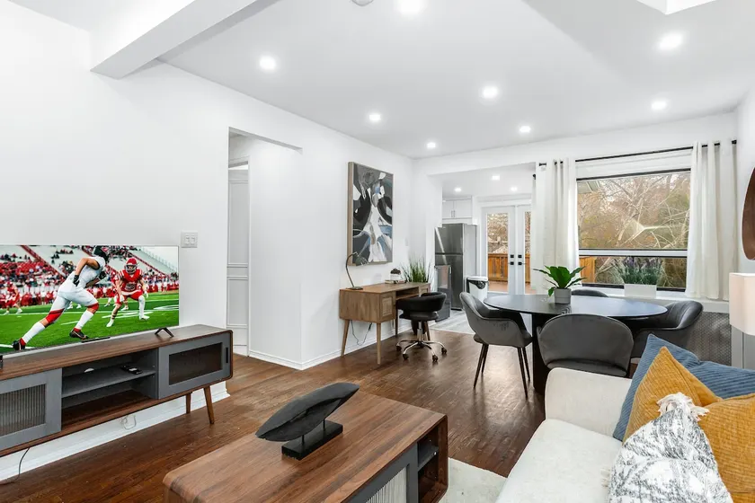 Charming Apartment with Patio in Midtown Toronto - Image 1