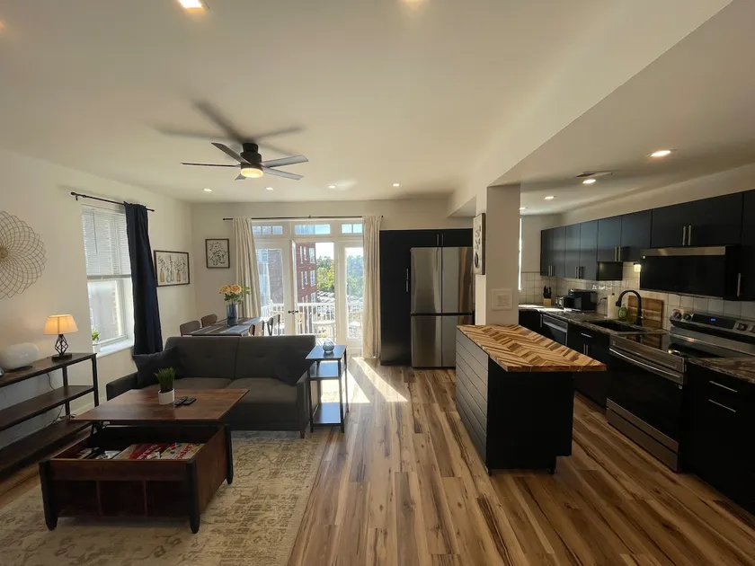 Safe, Quiet, Luxury Apartment at Forest Park - Image 1