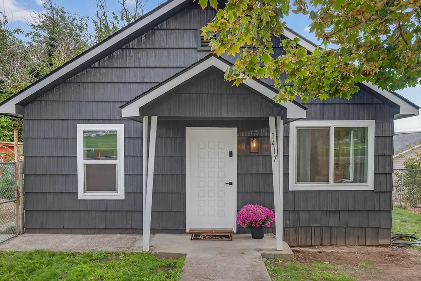 Modern 3 bedroom Home in Prime Location! 7 guests - Image 1
