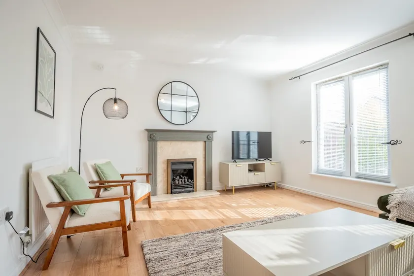 Stylish City Centre Stay | 3-Bed Home + Parking - Image 1