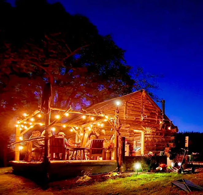 Rustic Cabin Getaway with Stunning Views. - Image 1
