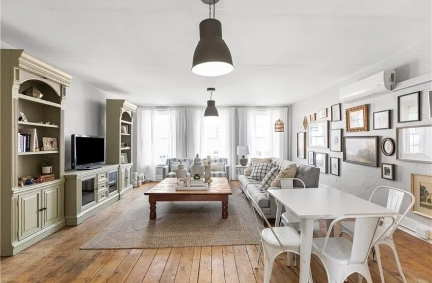 Charming historic downtown Weston loft apartment - Image 1