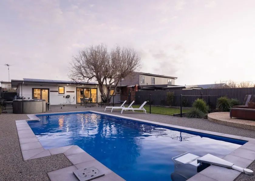 Poolhouse - Image 1