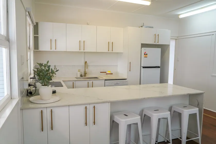 Seeside Cottage Central Bargara | Sleeps 6 + Pets - Image 1