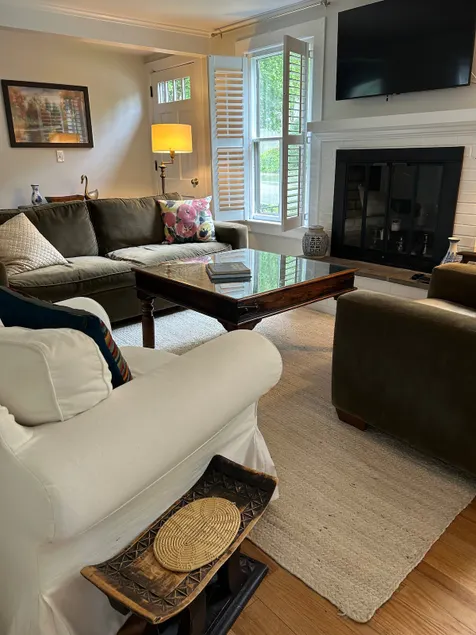 Delightful Historic Home, Sought After Essex, Cozy - Image 1