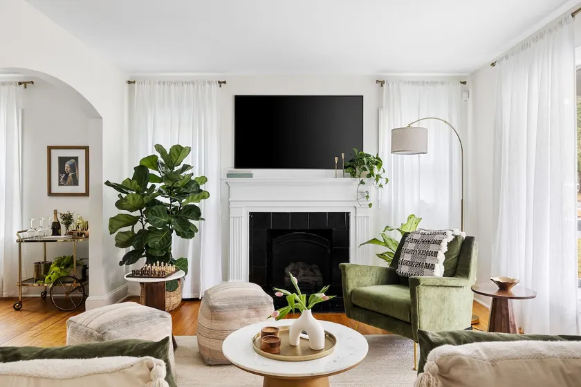 Stylish 3BR w/park view and fenced yard - Image 1