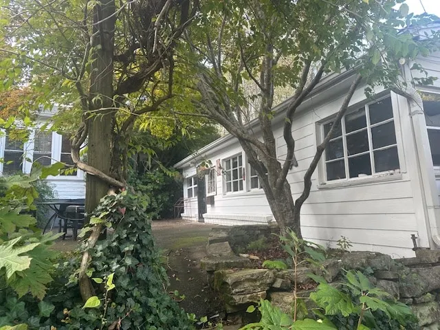 Quaint 2 bedroom, safe, on a beautiful lot. - Image 1