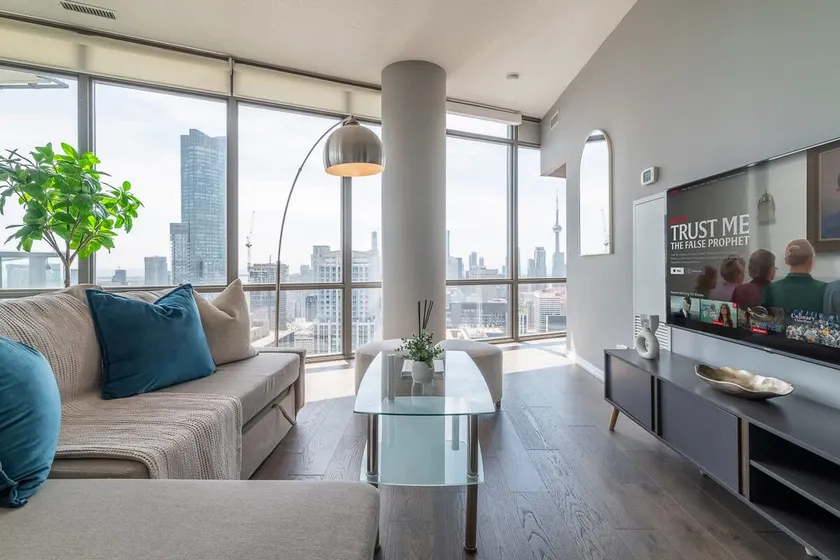 Premier Sub-Penthouse w Panoramic Views N Parking! - Image 1