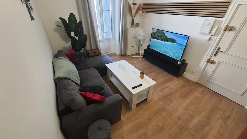Spacious 2-bedroom near the station - Queen size bed & Netflix - Image 1