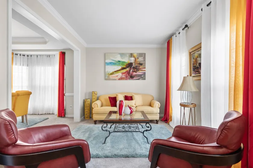 Royal Retreat Luxurious House with 4 King Beds - Image 1