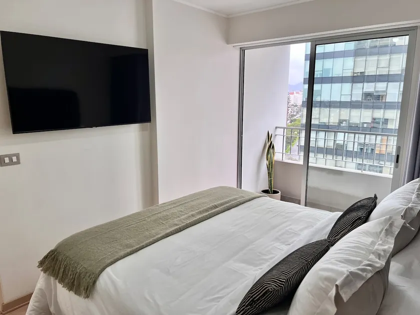 Family-friendly, ideal location, pool, gym, desk - Image 1