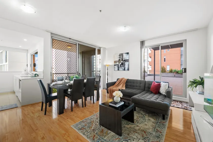 3BR Apt with Balcony & Parking Near Shops! - Image 1
