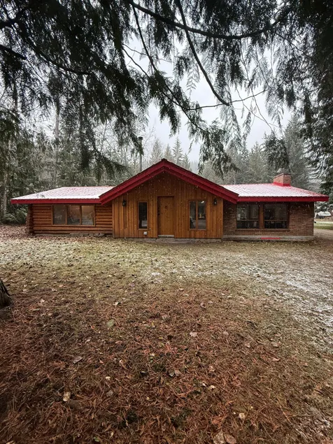 Queest Cabin — Cozy Log Retreat Near Trailhead - Image 1