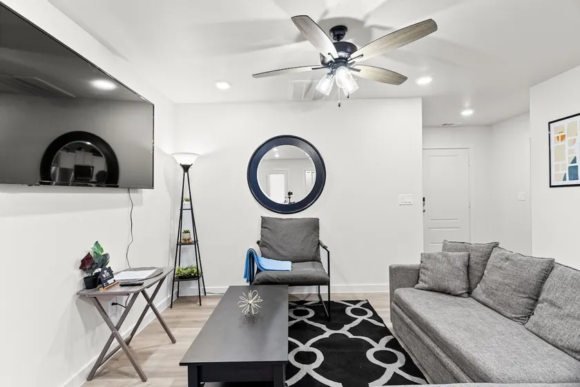 Modern 3BR Beauty Retreat Walk-In Bath & Smart TVs - Image 1