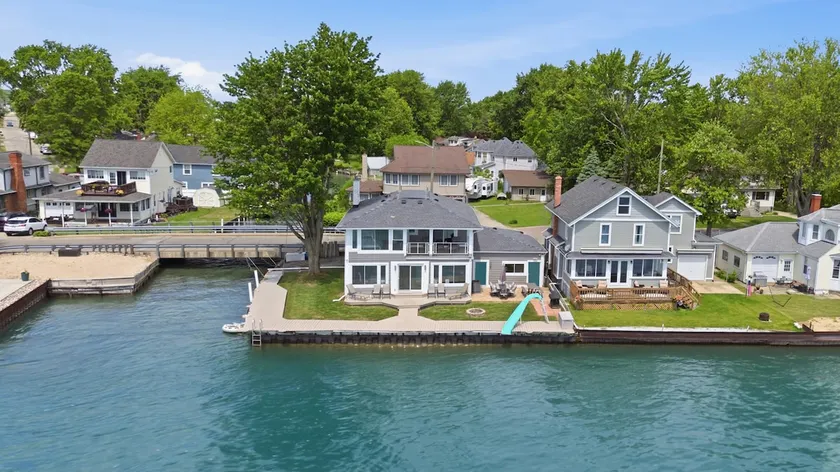 Waterfront River Retreat w/ Dock & Freighter Views - Image 1