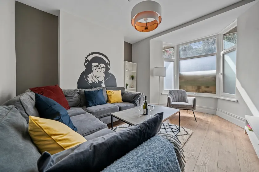 Spacious 5‑Bed House in Pontypridd CF37, Sleeps 10 - Image 1