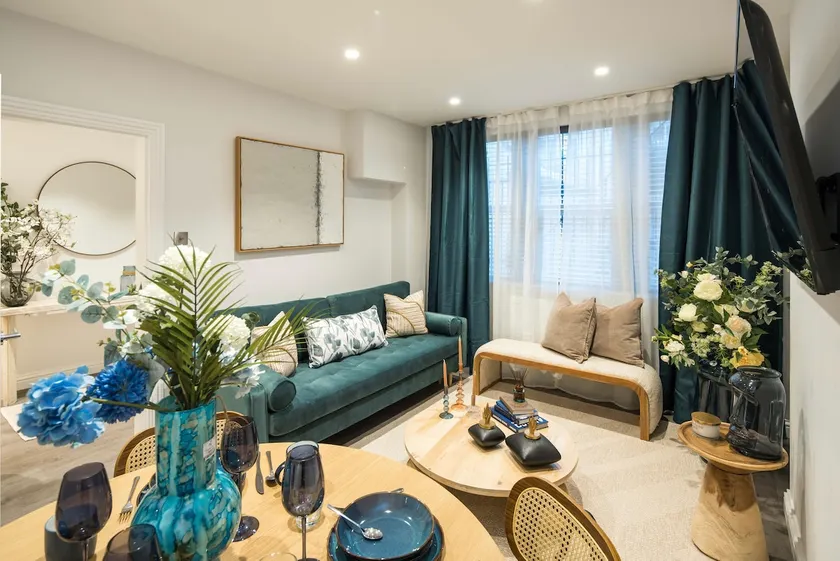 Stylish 1-Bed Flat Near Barons Court Station - Image 1