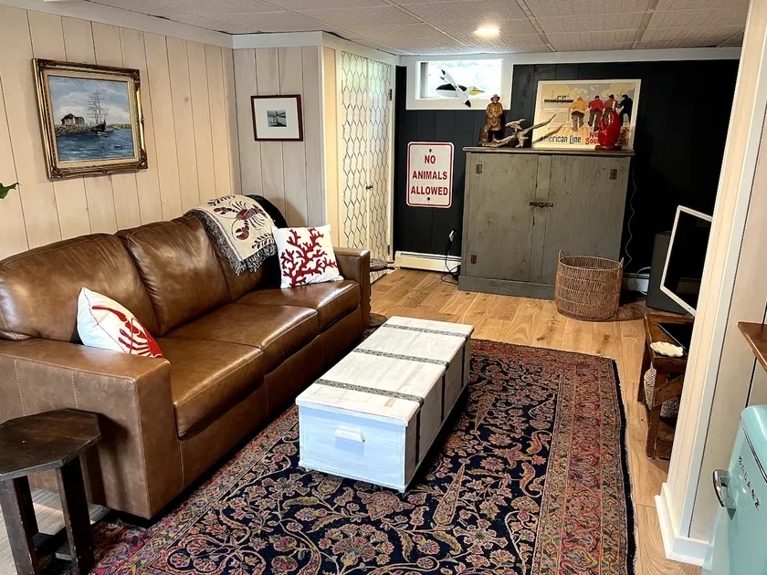 lobster-themed private suite with own entrance - Image 1