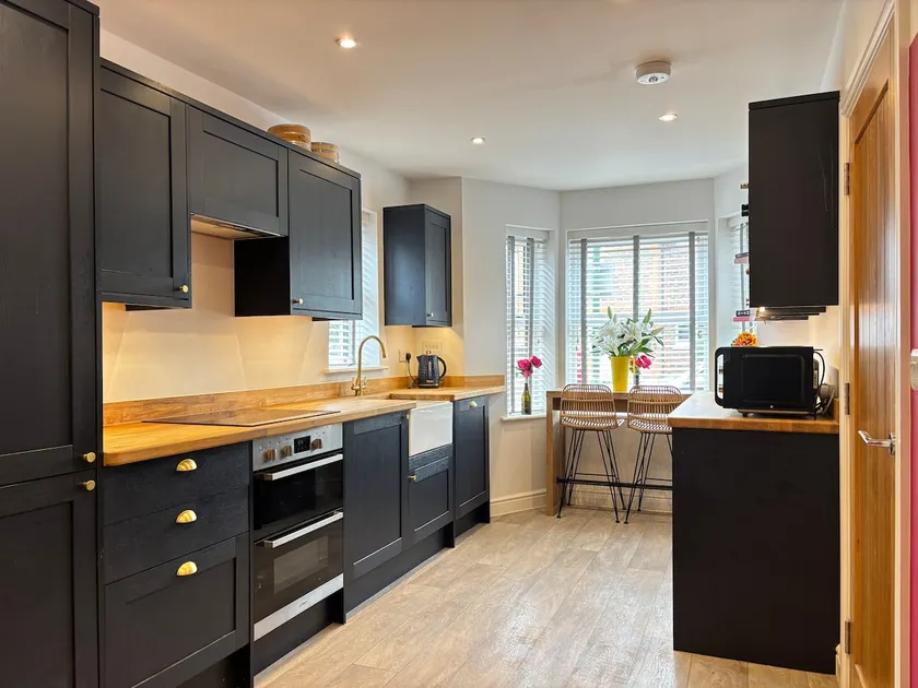 4BR - 3BA - Fast Wi-Fi - Free Parking - Garden - EV Point - Image 1