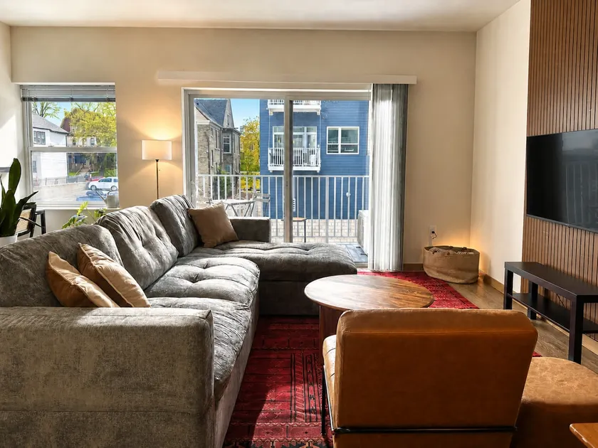 East Side Luxury 1BR Apt - Near Brady St with Balcony and Lounge - Sleeps 4 - Image 1