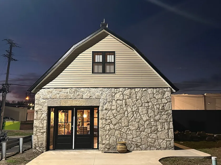 Boutique Carriage House by Historic Square - Image 1