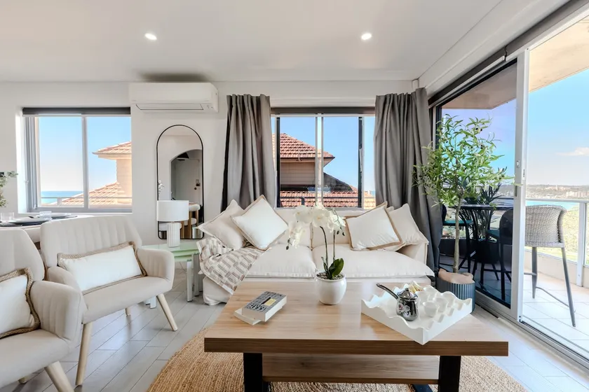 2 Bedroom Ocean Views & Walk to Freshwater & Manly - Image 1