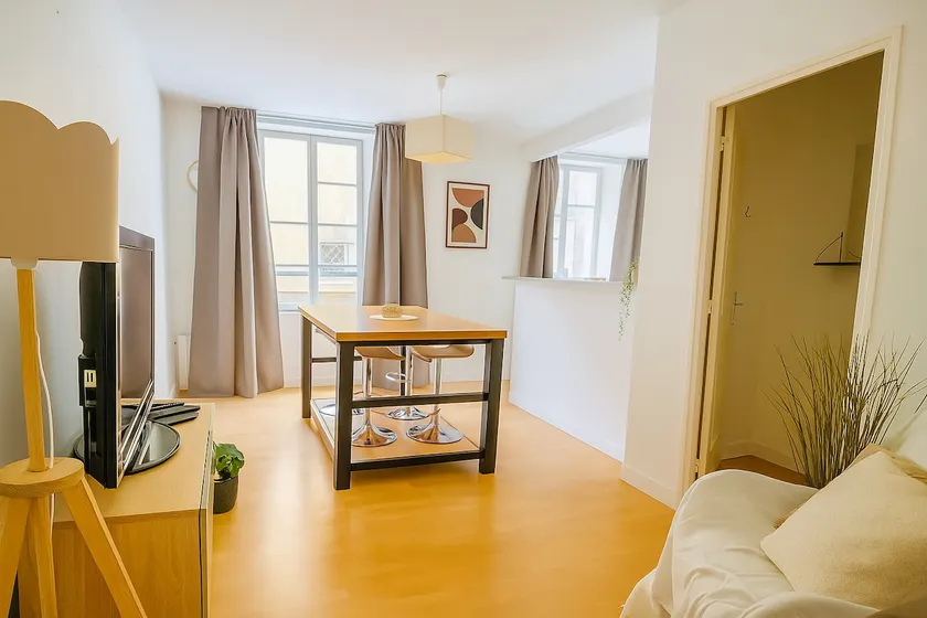 Quiet duplex in the heart of the city – 2 bedrooms - Image 1