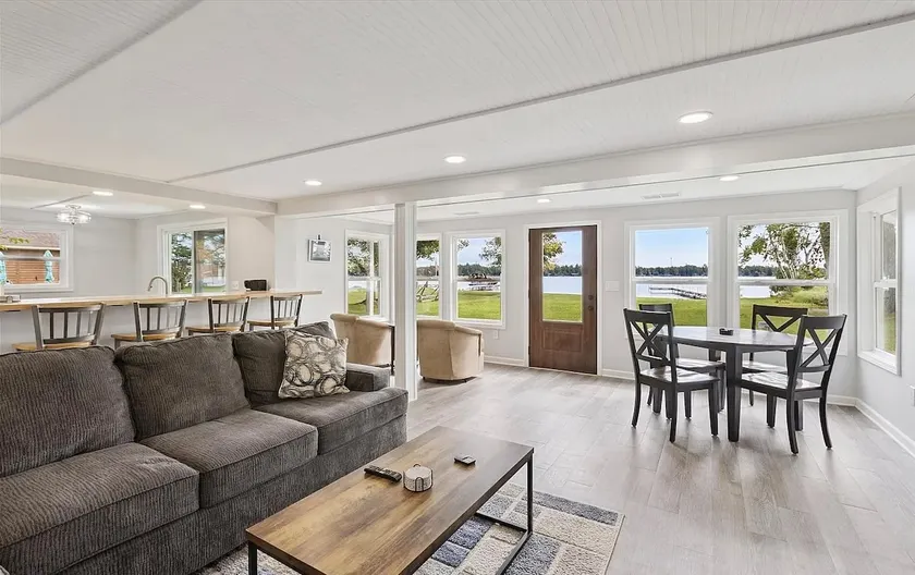 Lakefront, Sleeps 14, Fire Pit, Golf, Fall Colors - Image 1