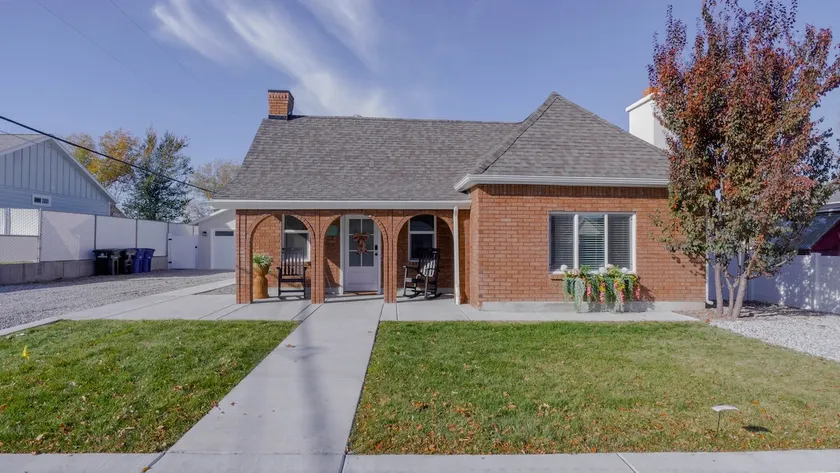Cottage in quiet neighborhood- car rental too! - Image 1