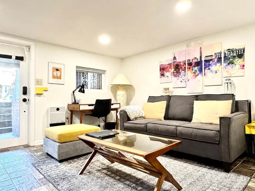 Central Private Suite by Metro w/ Parking - Image 1