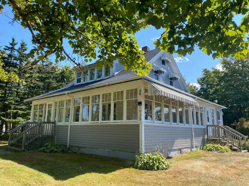 Acadian craftsman home, steps to beach & Ste Anne - Image 1