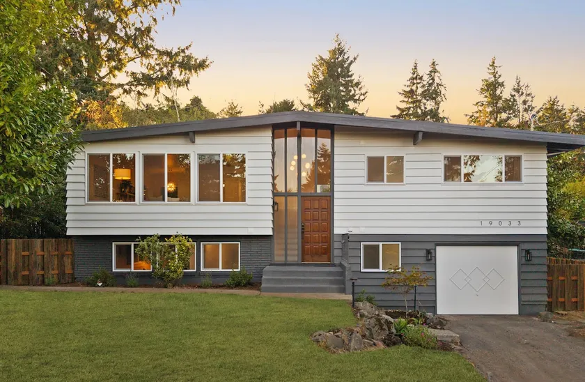 Modern Charmer 4BR/2.5BA Near Seattle, SEA & Mall - Image 1
