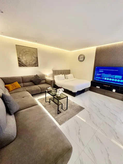 Elegant Studio, Master Bedroom with Self Check-in B - Image 1