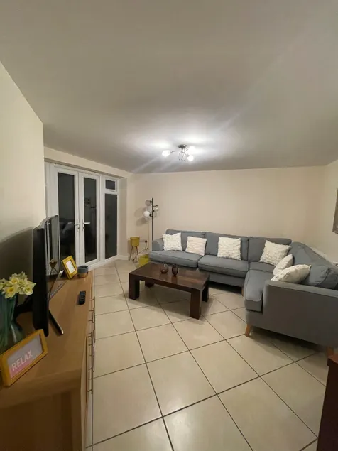 Modern 2-Bedroom Ground-Floor Flat - Image 1