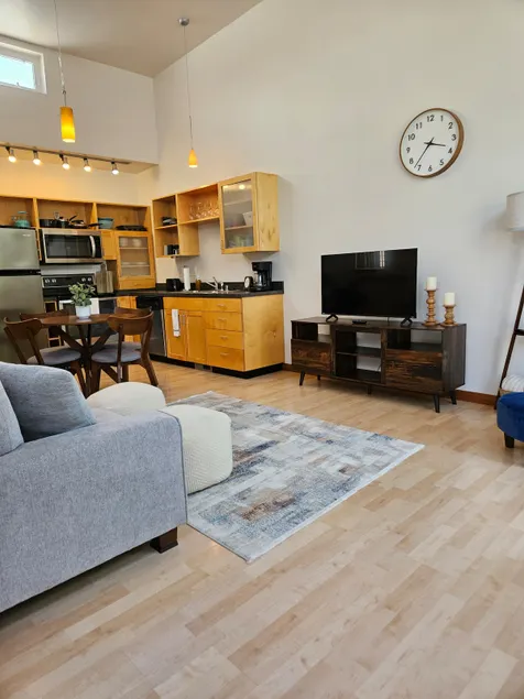 Townhome Hospital District King Bed and Garage - Image 1